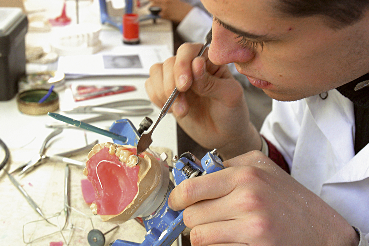 Choisir Votre Chemin Comparaison des Programmes de Formation en Prothèse Dentaire 