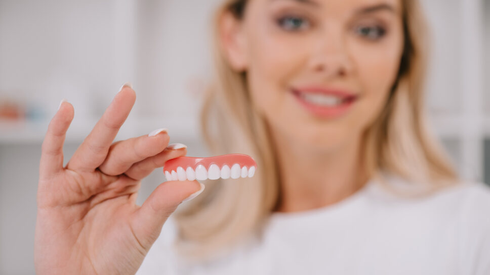 Conseils Pratiques  Comment Supporter et S'Adapter à une Prothèse Dentaire Amovible 