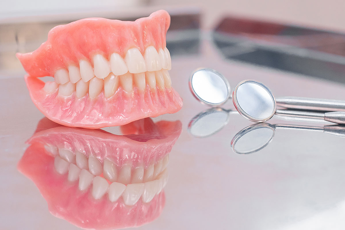 Différence entre prothèse dentaire amovible et prothèse dentaire complète non amovible