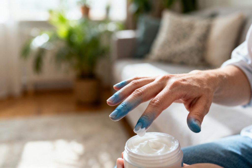Doigts bleu et gonflé : 5 causes et solutions efficaces