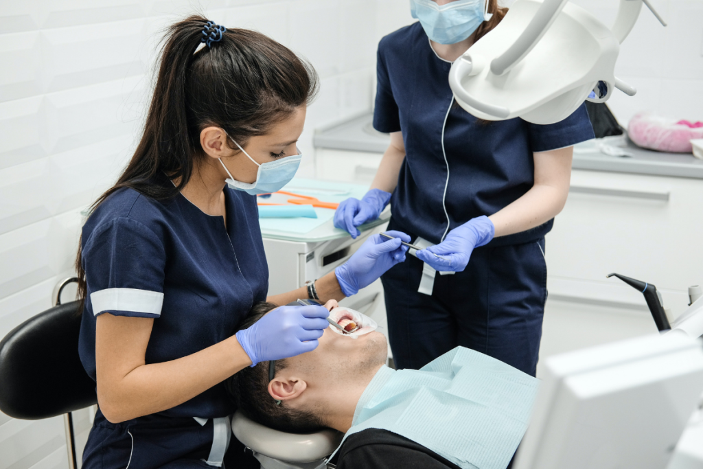Après une extraction de dent de sagesse : suites, récupération et signes à surveiller Après une extraction de dent de sagesse : suites, récupération et signes à surveiller